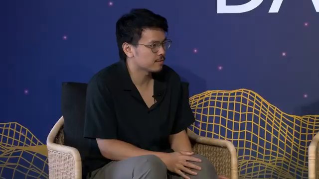 Moderator opens benchmark panel